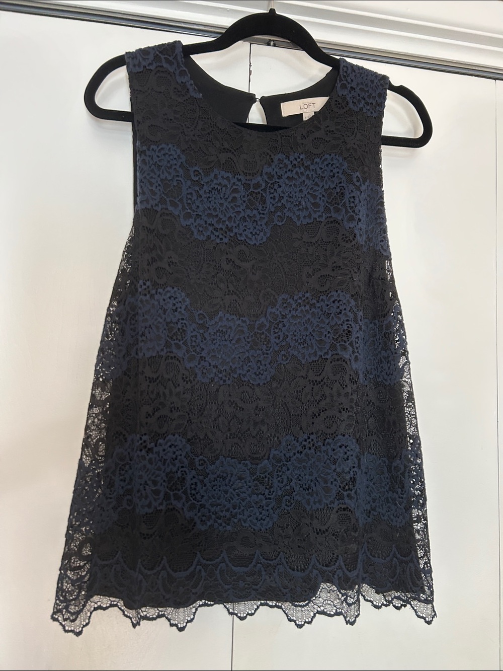 Loft Black & Navy Lace Sleeveless Top sz Large